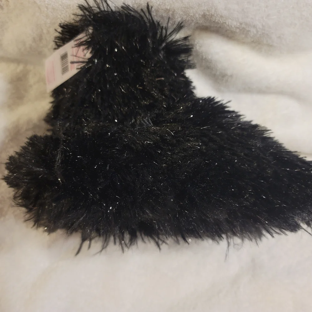 NWT JUSTICE COZY BOOTIE WITH GRIPPERS M/L BLACK